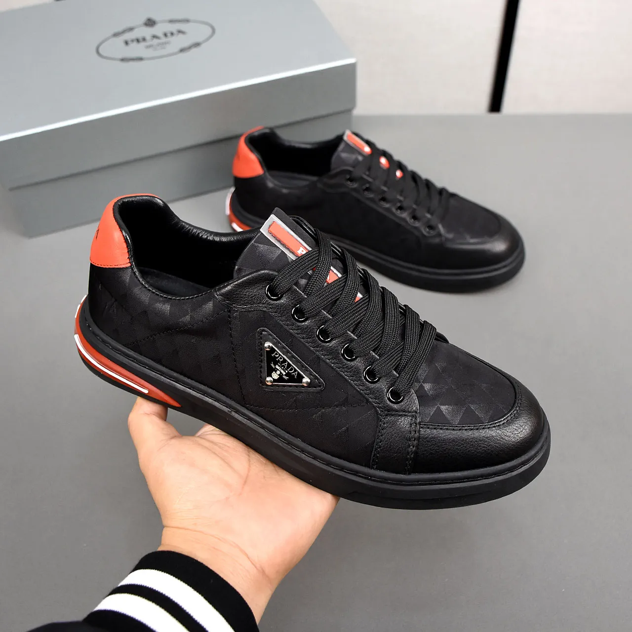 PP420🍄🍄🍄【Prada·PRADA】set off the audience! An international brand that is constantly innovating. This men's casual shoe is the original version. It is made of cowhide leather at a ratio of one to one at the store. It has leather feet and rubber non-slip outsole. It is breathable and comfortable. Quality speaks for itself. 👄38-44